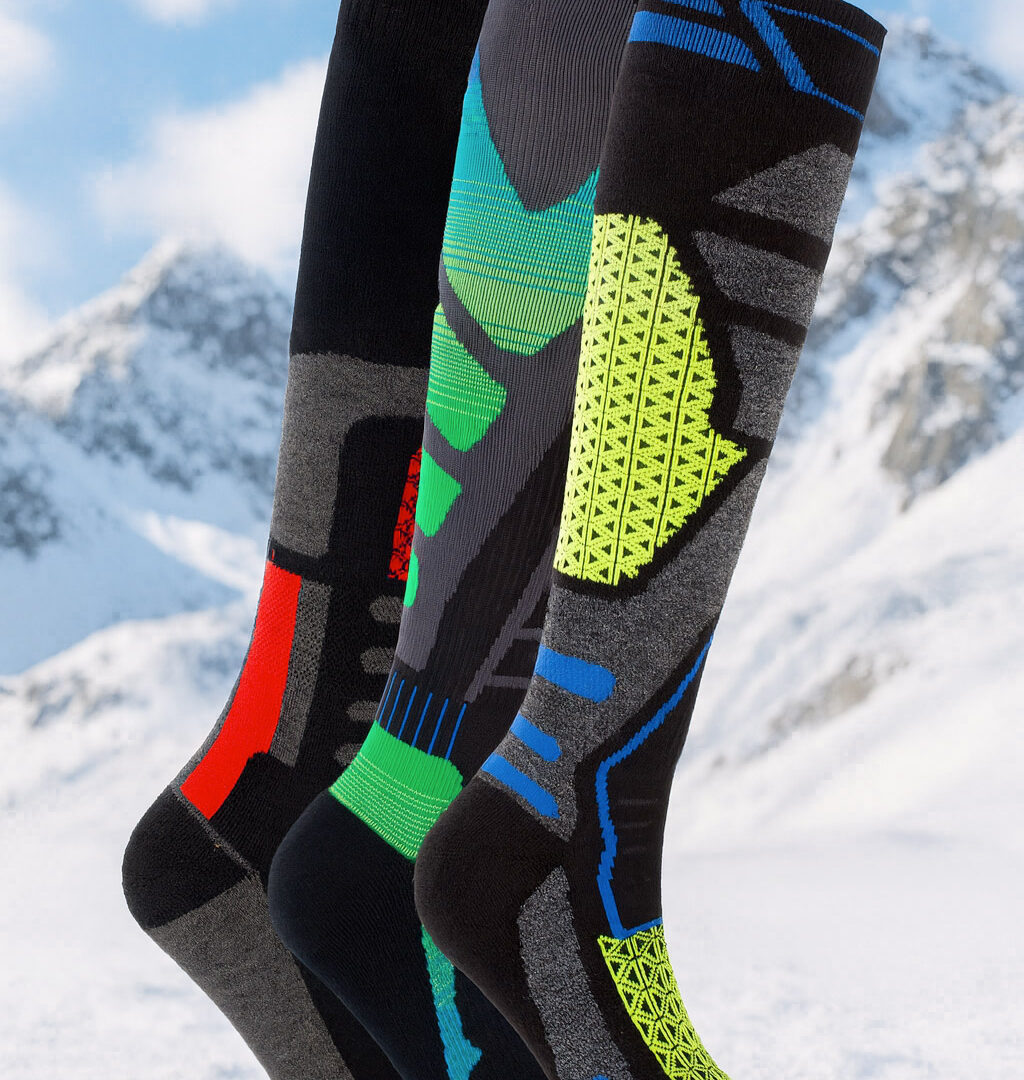 Calze tecniche Beneduci per sport invernali con sfondo di montagne innevate.