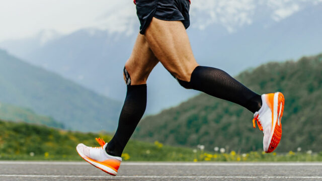 Dettaglio sulle calze da corsa di un uomo mentre pratica sport