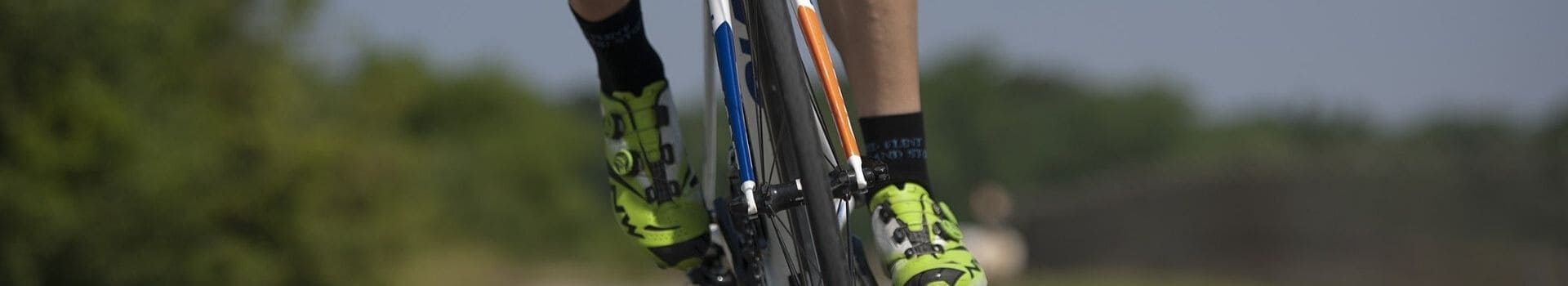 Dettaglio sulle calze di un ciclista che pedala su una bici da corsa