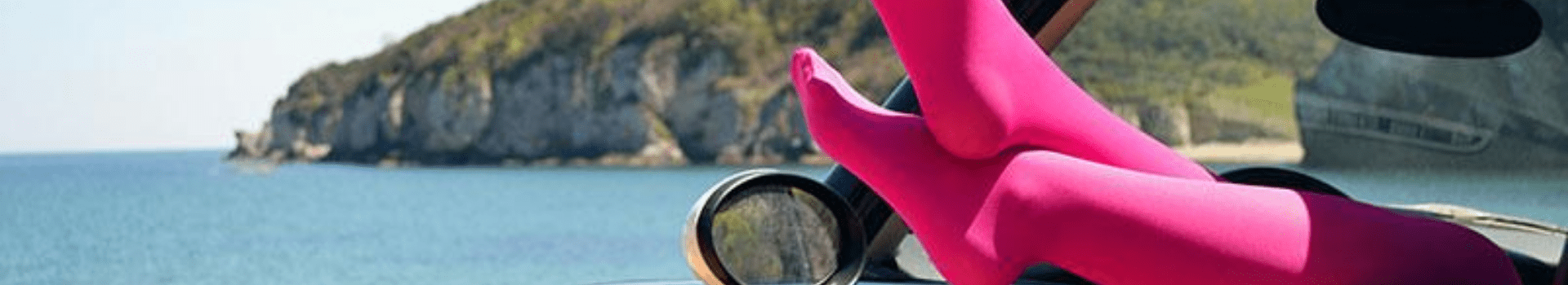 Dettaglio di una donna che indossa calze estive