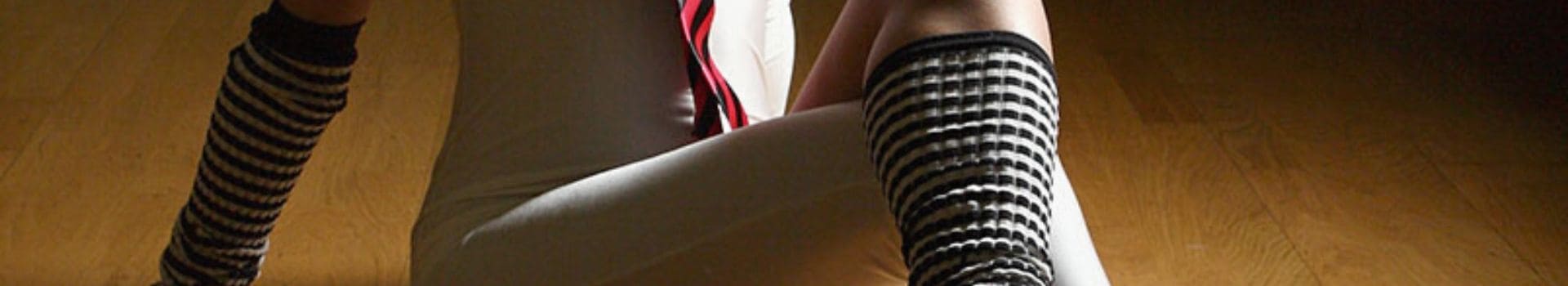 Dettaglo di una donna che indossa calze scaldamuscoli